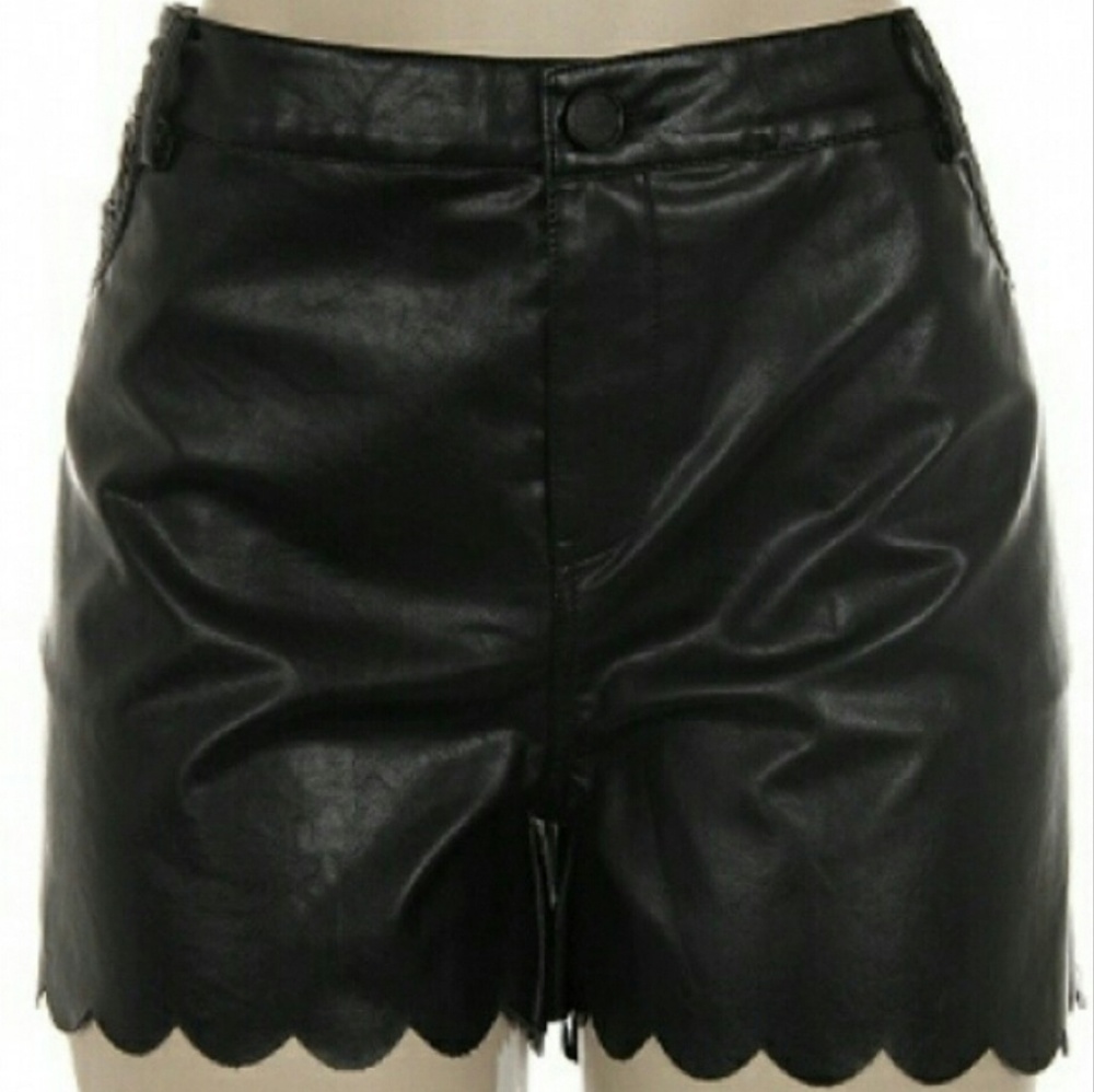 Plus size PU leather scalloped shorts